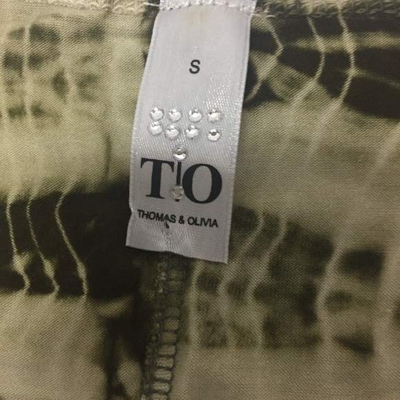 $8 SALE Thomas & Olivia Green Tie Dye Top - Picture 3 of 7